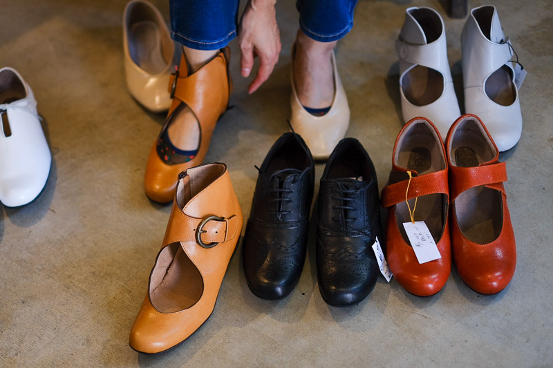 お客様がサイズを確認するために靴を試し履きしている様子