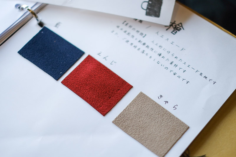 裏地カラーのサンプルから色を選んでいる様子