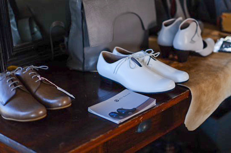 完成したオーダー靴が並べられている様子